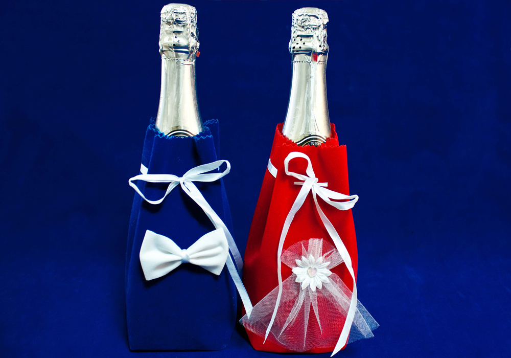 Б15-01-0608 2 мешочка под шампанское (бархат - жених и невеста) (дношир.8см;дл.8см. выс.20см)