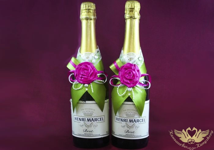 Украшение на шампанское "Торжество любви и молодости" (шир.14см; выс.16см.) Лента атл., кружево, офо Украшение на шампанское "Торжество любви и молодости" (шир.14см; выс.16см.) Лента атл., кружево, офо