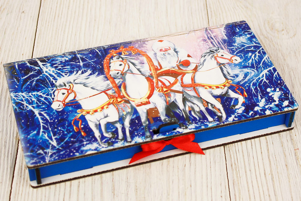 Купюрница "Тройка лошадей" (19*10,5*2,8) МДФ 3мм, УФ печать, окраш., оформл.,  Синий-красный, 1 шт. Купюрница "Тройка лошадей" (19*10,5*2,8) МДФ 3мм, УФ печать, окраш., оформл.,  Синий-красный, 1 шт.