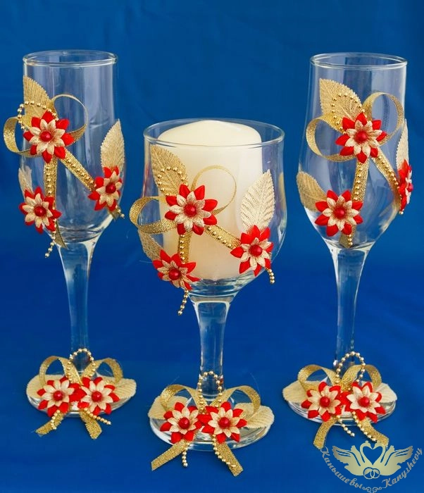 Трио "Классика"2 бокала(Ǿ6см;выс.20см)+ семейный очаг:свеча (Ǿ5.5см;выс.7.5см) в бокале. Золото-крас Трио "Классика"2 бокала(Ǿ6см;выс.20см)+ семейный очаг:свеча (Ǿ5.5см;выс.7.5см) в бокале. Золото-крас