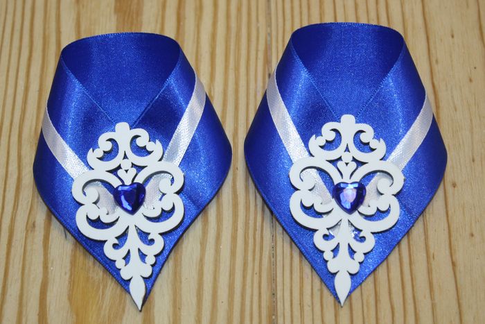 Украшение на шампанское "Прага" (10*10) Лента, оформл., Белый-синий, Уп-2 шт. Украшение на шампанское "Прага" (10*10) Лента, оформл., Белый-синий, Уп-2 шт.