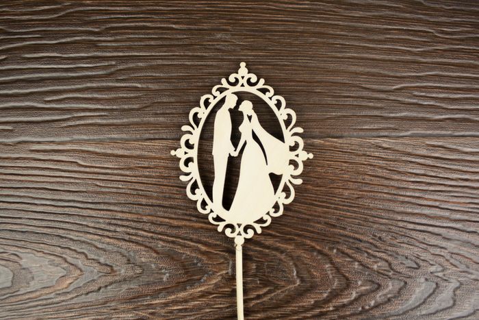 Топпер "Свадебный" "Влюблённые молодожёны" в рамке (шир.7,5см; выс.10см) неокраш. на палочке,1шт Топпер "Свадебный" "Влюблённые молодожёны" в рамке (шир.7,5см; выс.10см) неокраш. на палочке,1шт