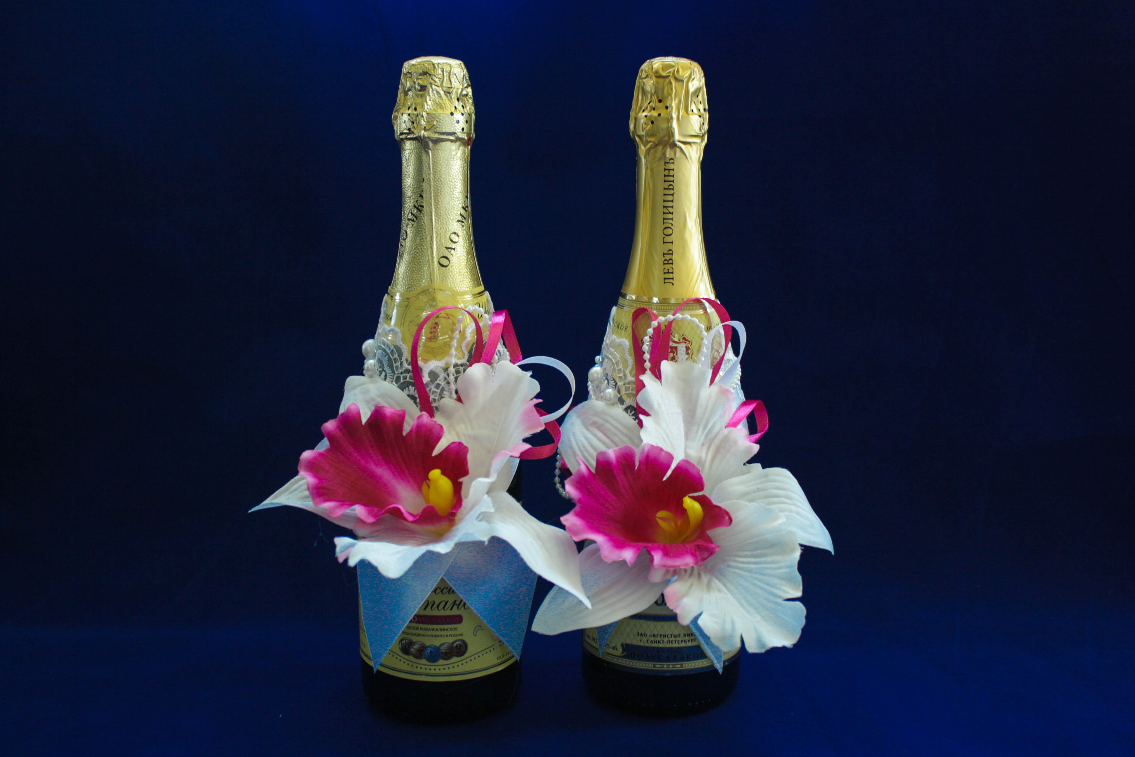 Украшения на шампанское "Орхидея любви"  "(шир.15см; выс.18см) Белый-малиновый, Уп-2шт