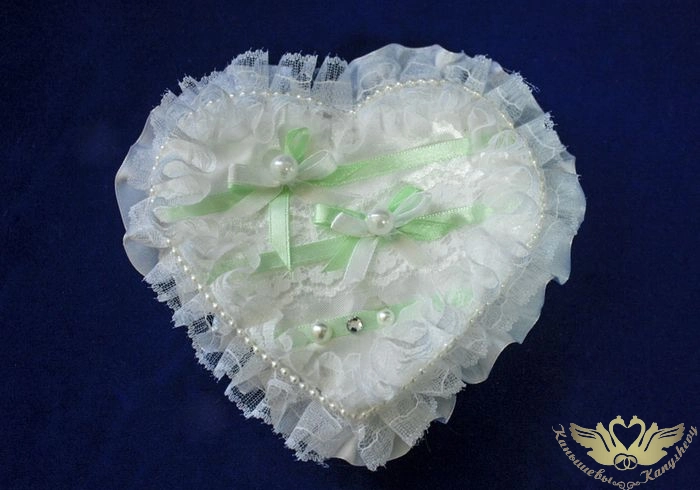 Подушечка под кольца "Счастливые молодожены"  (шир.14см;дл.13см; выс.3см) Пенопласт, атлас, оформл.,