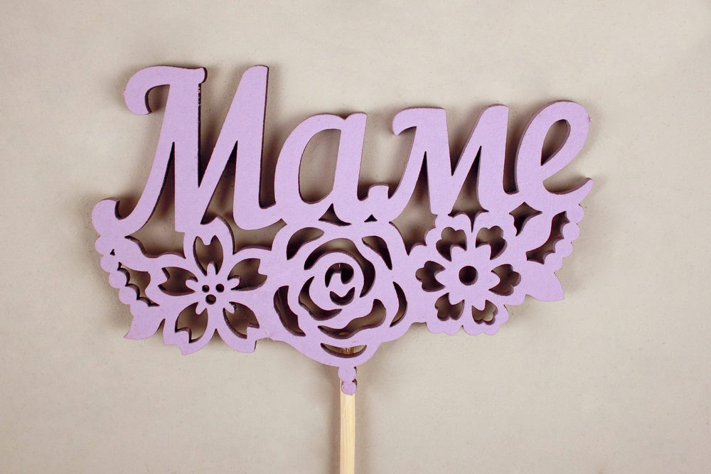Топпер "Маме" с цветами (10,5*30) МДФ 3мм, окрашен. на шпажке, Сиреневый, 1шт. Топпер "Маме" с цветами (10,5*30) МДФ 3мм, окрашен. на шпажке, Сиреневый, 1шт.