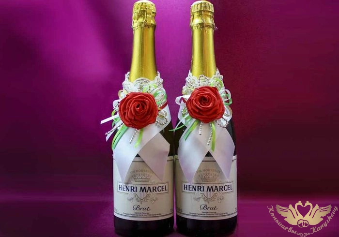 Украшение на шампанское "Романтическое лето" (шир.14см; выс.16см.) Лента атл., кружево, оформл., Бел Украшение на шампанское "Романтическое лето" (шир.14см; выс.16см.) Лента атл., кружево, оформл., Бел