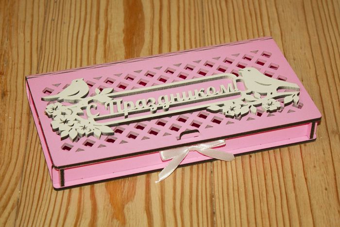 Купюрница "С Праздником!" с птицами (19*10,5*2,2) МДФ 3мм, окрашен., оформл., Розовый-белый, 1 шт. Купюрница "С Праздником!" с птицами (19*10,5*2,2) МДФ 3мм, окрашен., оформл., Розовый-белый, 1 шт.