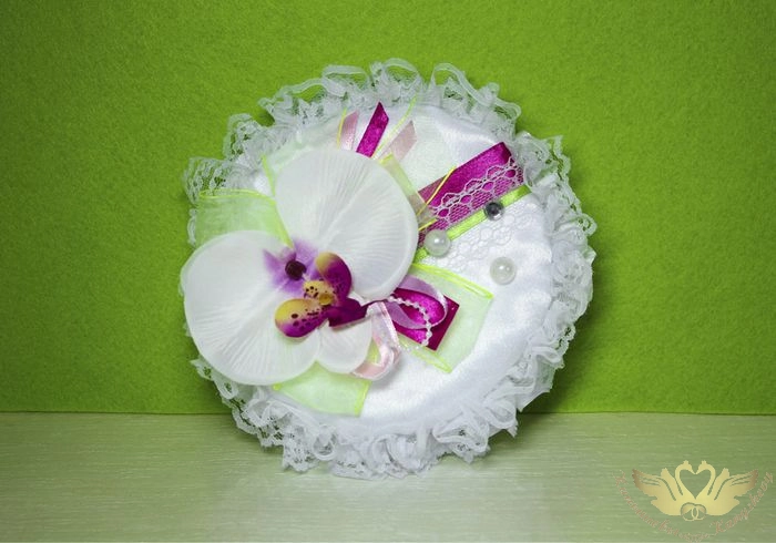 Подушечка под кольца "Орхидея" (шир.14см;дл.13см; выс.3см) Пенопласт, атлас, оформл., Белый-малиновы Подушечка под кольца "Орхидея" (шир.14см;дл.13см; выс.3см) Пенопласт, атлас, оформл., Белый-малиновы
