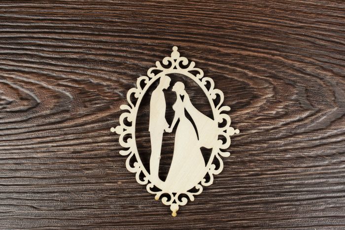 Топпер "Свадебный" "Влюблённые  молодожёны" в рамке (шир.7,5см; выс.10см) неокраш. 1шт Топпер "Свадебный" "Влюблённые  молодожёны" в рамке (шир.7,5см; выс.10см) неокраш. 1шт