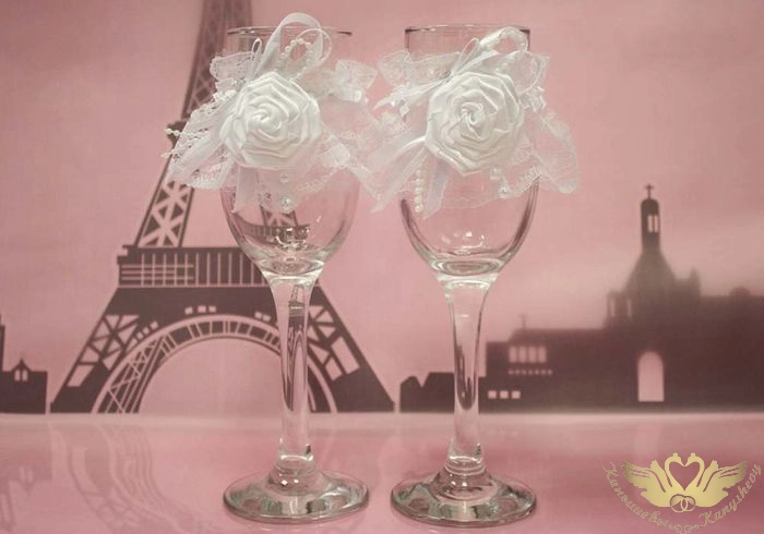 Украшения на бокалы "Французская роза" (шир.5см;дл.28см) Лента атл., кружево, оформл., Белый, Уп-2 ш Украшения на бокалы "Французская роза" (шир.5см;дл.28см) Лента атл., кружево, оформл., Белый, Уп-2 ш