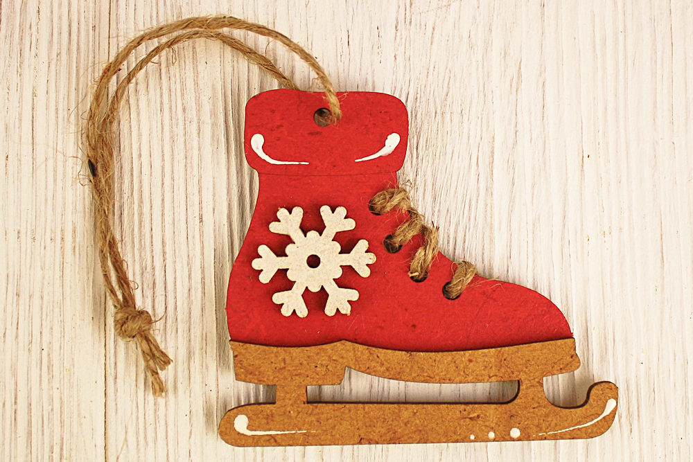 Ёлочное украшение "Новогодние коньки" (8,5*7,5*0,5) МДФ 3мм, окрашен., оформл., Красный-дуб, 1 шт.