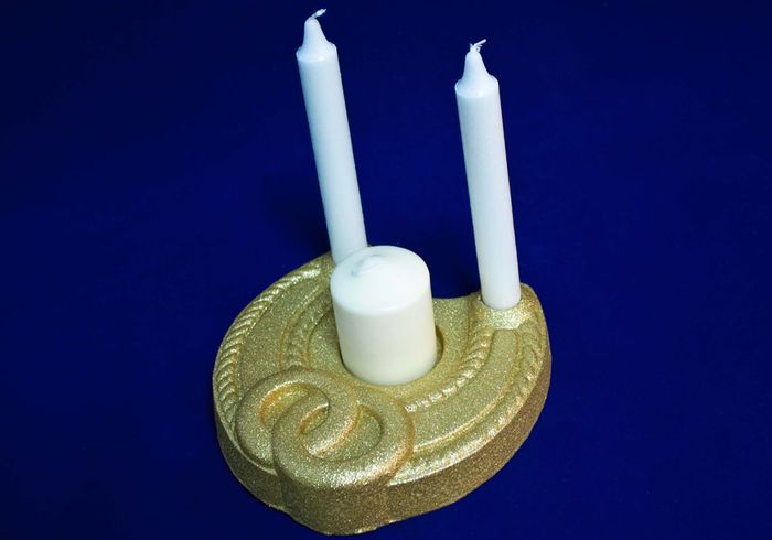 Подсвечник-трио "Подкова" с блестками  (шир.19см; дл.19,5см) + 2 свечи (Ǿ2см;выс.14см) + 1свеча (Ǿ5.5см;выс.7.5см) Золото-золото Подсвечник-трио "Подкова" с блестками  (шир.19см; дл.19,5см) + 2 свечи (Ǿ2см;выс.14см) + 1свеча (Ǿ5.5см;выс.7.5см) Золото-золото