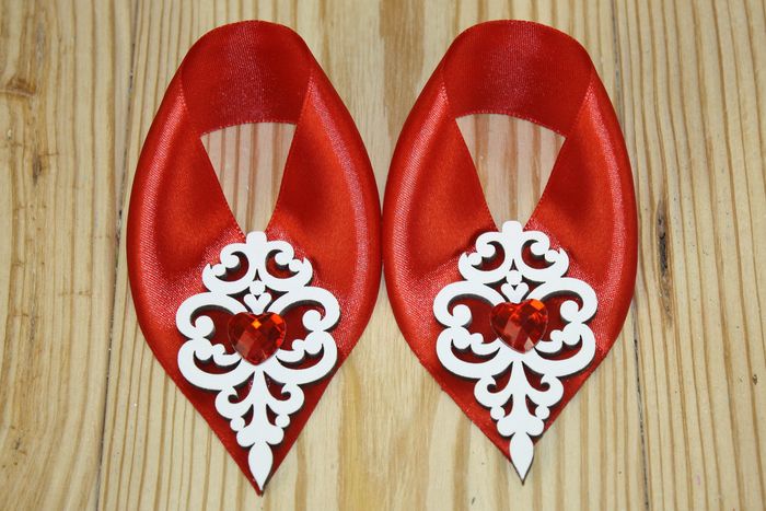 Украшение на шампанское "Прага" (10*10) Лента, оформл., Белый-красный, Уп-2 шт.