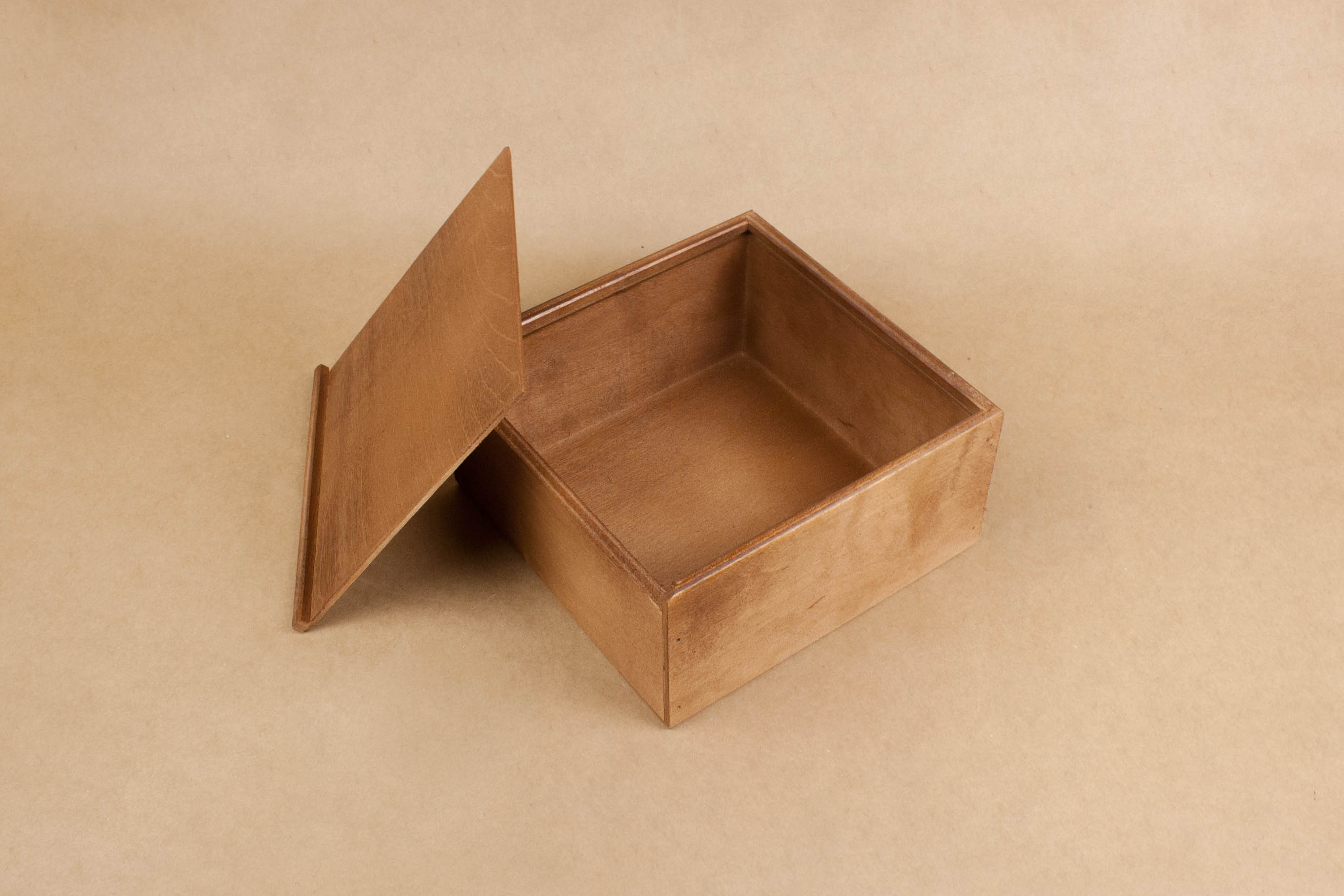 Ящик с крышкой (18*18*9) Фанера 8мм, фанера 3мм, окрашен. морилкой, Дуб,1 шт. Ящик с крышкой (18*18*9) Фанера 8мм, фанера 3мм, окрашен. морилкой, Дуб,1 шт.