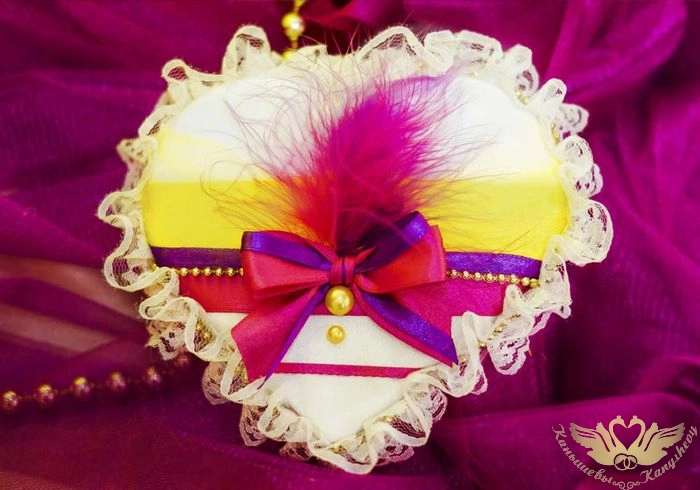 Подушечка под кольца "Стиляги" (шир.14см;дл.13см; выс.3см) Пенопласт, атлас, оформл., Желтый-малинов