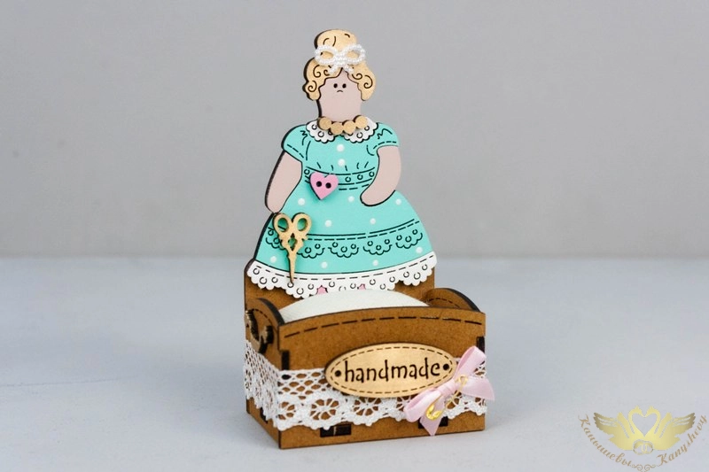 Игольница "Матильда" (7,5*5,5*13,5) МДФ, окрашен. морилкой, оформл., Дуб-тиффани, 1 шт. Игольница "Матильда" (7,5*5,5*13,5) МДФ, окрашен. морилкой, оформл., Дуб-тиффани, 1 шт.