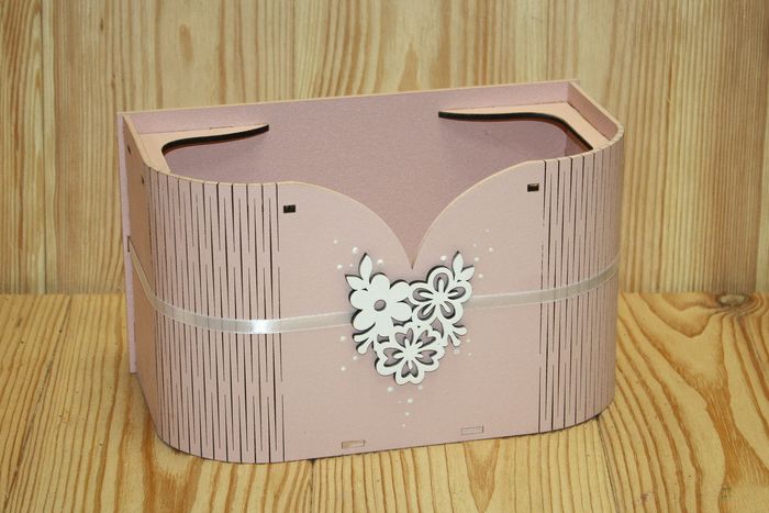 Корзинка для шампанского с цветами (22,5*11*13) МДФ 3мм, окрашен., оформл., Пудровый-белый, 1 шт.