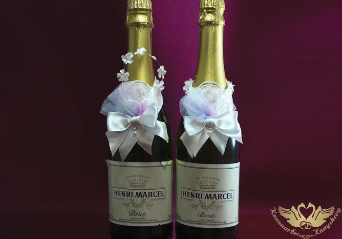 Украшение на шампанское "Торжественный день" (шир.14см; выс.16см.) Фатин, лента, оформл., Розовый-го Украшение на шампанское "Торжественный день" (шир.14см; выс.16см.) Фатин, лента, оформл., Розовый-го