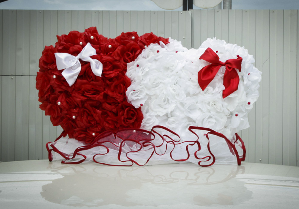 Сердца на крышу в цветах (70*45*40) Пенопласт, фанера, цветок, сетка жест., оформл., Красный-белый, 1 шт.