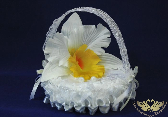 Подушечка под кольца "Орхидея любви"  "(Ǿ16см;выс.13,5см) Пенопласт, атлас, оформл., Белый-шампань, 