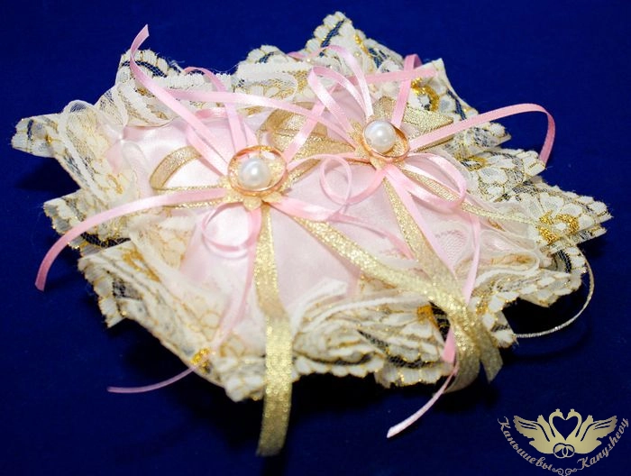 Подушечка под кольца с золотом, квадрат (шир.18см;дл.23см) Атлас, кружево, холлофайбер, оформл., Роз